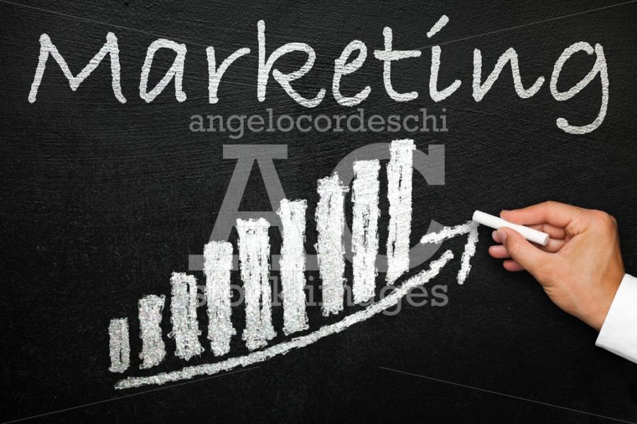 Blackboard with handwritten marketing text. Arrow going upwards - Angelo Cordeschi