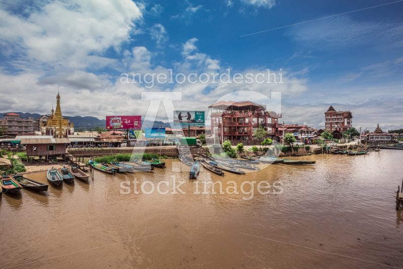 Canton de Nyaungshwe, Myanmar. July 31, 2019: Inle Boat Station - Angelo Cordeschi
