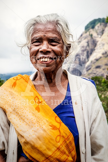 Ederly woman with wrinkles smiling. Sari indian dress. White hai - Angelo Cordeschi
