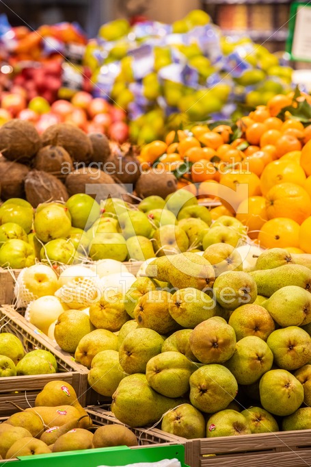 Fruit and vegetable department, fresh fruit crates freshly harve - Angelo Cordeschi