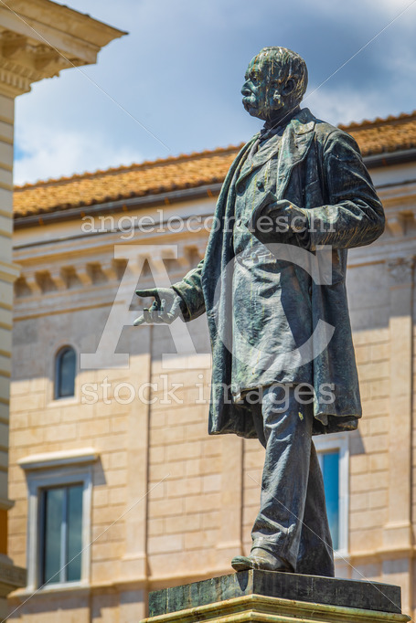 Monument bronze statue to the Italian patriot Marco Minghetti. - Angelo Cordeschi