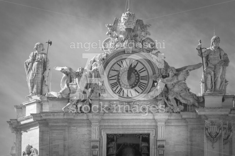 Rome, Italy. January 24, 2016: Statues and clock on the roof of - Angelo Cordeschi