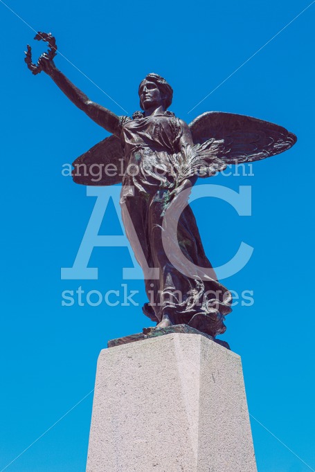 Winged victory statue. Monument to the war dead of the first wor - Angelo Cordeschi