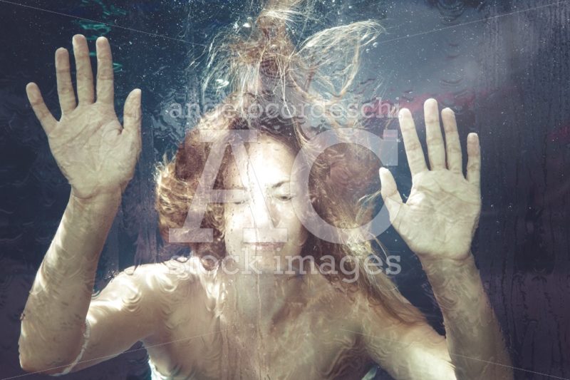 Woman underwater with her hands forward. Closed eyes. - Angelo Cordeschi